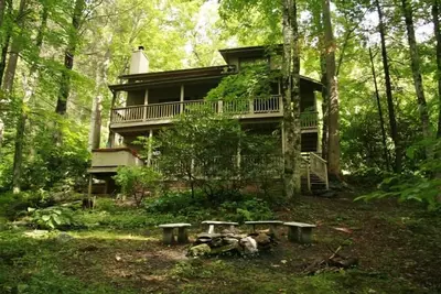 Image de Dogwood Creek. . . Une charmante maison sur 3 niveaux au bord du ruisseau.