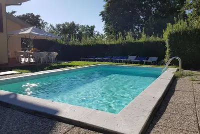 Villa avec piscine privée terrasse panoramique entourée d'oliviers et de vignes.