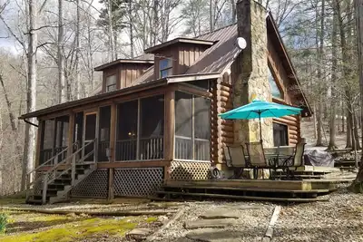 Cabine au bord du lac avec quai et pente douce sur le lac Norris