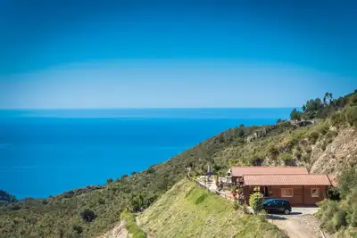 Image de Maisons en bois idylliques avec des vues à couper le souffle sur la mer.