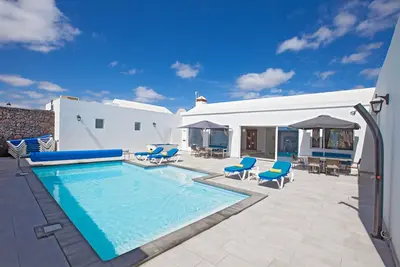 Image de Villa Cartaphilus: villa de standing avec 5 chambres et piscine privée en hiver