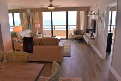 Image de Magnifiquement rénové 2 chambres 2 salles de bain Ocean Front Condo à Daytona Beach Shores