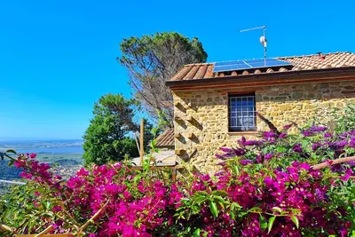 Image de Cozy Rustico with garden, sea-lake view, air cond. washer Wifi 12 km sea, Lucca