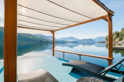 Image de Tranquilize at Spectacular Sproat Lakefront Waterfront Authentic Timber Log Home