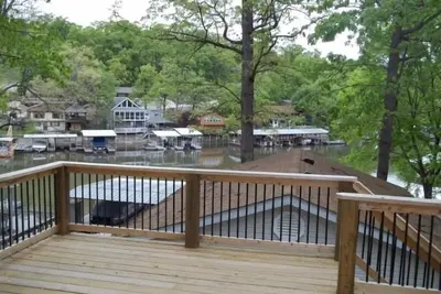 Image de Propriété récemment rénovée au bord du lac 3br / 2ba, cale de bateau.