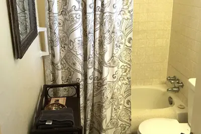 Image de The Perfect Hidden Getaway! Espace inspirant pour les écrivains et les artistes!