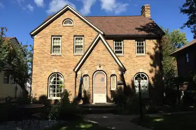 Image de Belle, maison historique à proximité du campus - qui a appartenu à Moose Krause!