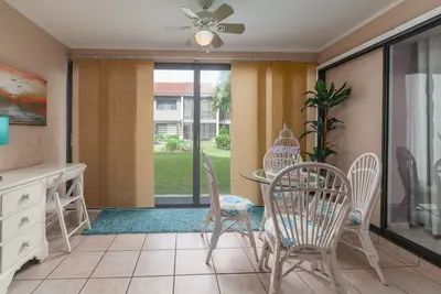 Image de Mai spécial! Joliment mis à jour condo vue sur le côté du golfe de Siesta Key