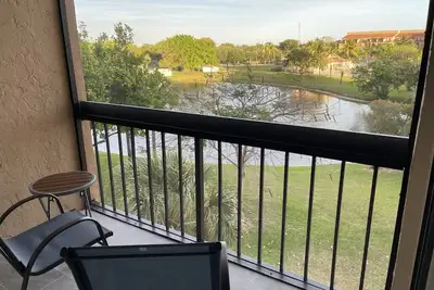 Image de Impressionnant East Delray Beach Condo avec vue sur l'eau. 1 mile de la plage