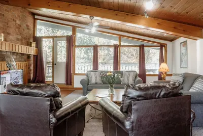 Image de 4 bdrm cottage Blue Mountain, une vue magnifique, à quelques minutes à la plage privée sur la baie Georgienne