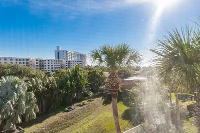 Image de Condo de jardin au 3ème étage récemment mis à jour avec vue!