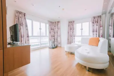 Image de Condo de luxe de 3 lits avec vue sur la rivière près de Brt, piscine à débordement et salle de gym.