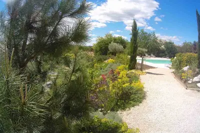 Image de Le Mas de Molines, Chambre Cannelle, piscine et jardin