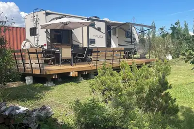 Image de La caravane Flex Rv Travel est garée sur un magnifique terrain de 4 acres surveillant les terres forestières.