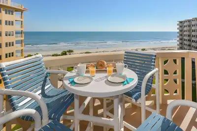Image de **** Spacieux Condo sur la plage avec le lever et le coucher de soleil spectaculaires ***