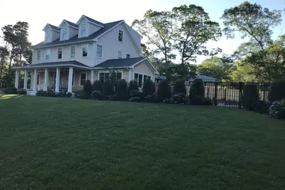 Image de East Chop Beach House avec piscine