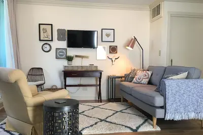 Image de Mid-Century Modern Beauty Avec Bay View
