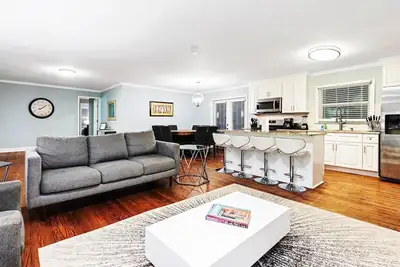 Image de Maison neuve de 7 chambres à Atlanta avec salle de jeux