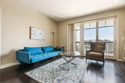 Image de Élégant, condo de luxe 2 chambres / 2 salles de bain à la Americana à la marque!