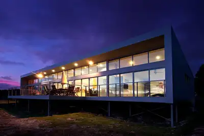 Image de Sunset Bay Escape - Un endroit spectaculaire pour se détendre avec un être cher ou des amis