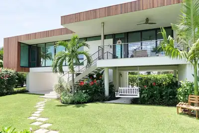 Image de Villa flambant neuve au bord du canal Longboat Key avec un quai privé.