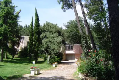 Image de Magnifique maison d’architecte Pool House et grande piscine dans un parc arboré