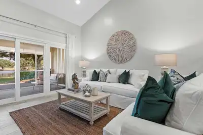 Image de Magnifiquement décorée villa avec un panier de 6 sièges Golf Inclus, plage et tram