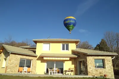 Image de Villa lumineuse et spacieuse. Piscine abri espaces de jeux. Vue dégagée sur Gap