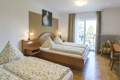 Image de GemĂĽtliches Vierbettzimmer mit modernem Bad, Flachbild-Tv und Wlan