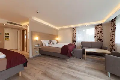 Image de Junior Suite mit Boxspringdoppelbett, Badezimmer, Flachbild-Tv und SĂĽdbalkon
