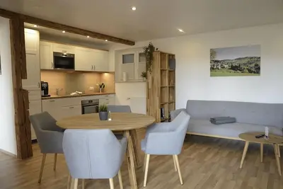 Image de Ferienwohnung Bergnescht 2 Typ B, 50qm, ein Schlafzimmer, ein Wohn-/Schlafzimmer, Küche und Kachelofen