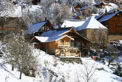 Image de Chalet en pierre traditionnel converti avec goût avec équipements modernes