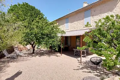 Image de Mas rénové dans un village médiéval - toutes commodités et services inclus.