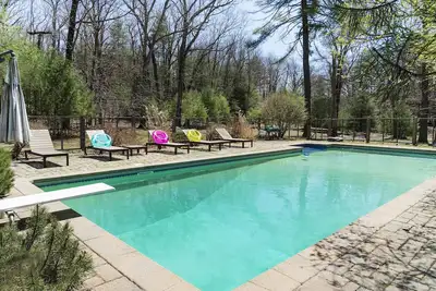Image de Maison isolée et familiale avec piscine chauffée sur 10 acres, au fond des bois