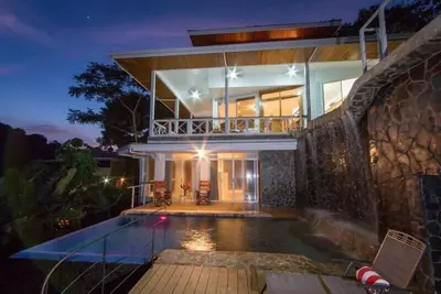 Image de Piscine cascade, vue sur la jungle, terrasse, 10 couchages avec apt en option, concierge.