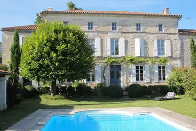 Image de Maison de caractère avec grande piscine