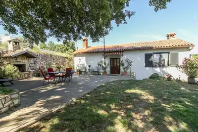 Maison de vacances Roža * grand jardin, terrasse ensoleillée, barbecue, internet sans fil