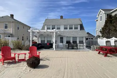 Image de 4br Beach Cottage se trouve sur une plage privée. 12 couchages avec confort, Grill extérieur