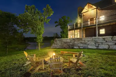Image de Chalet de luxe au bord du lac ~ 2 piscines ~ Services gratuits ~ Dock ~ Kayaks ~ Dock ~ Vues Incroyables!