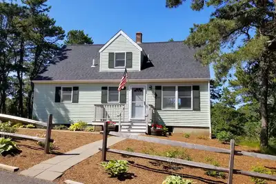 Image de 3bd spacieux et entièrement rénové - climatisation, à pied du centre de Wellfleet et de la plage Mayo
