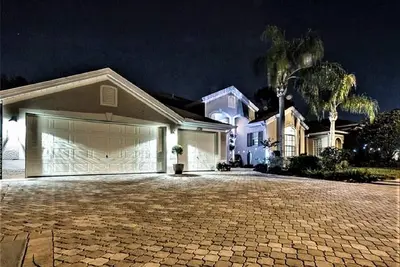 Image de Visitez Savvy's Place, - Une grande maison de vacances exécutive avec piscine privée