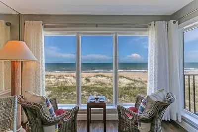 Image de Entièrement rénové, front de mer, absolument magnifique condo à quelques pas de la plage!