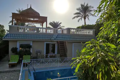 Image de Villa privée avec piscine et jardin. Plage privée