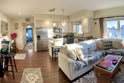 Image de Réservez maintenant- Condo de luxe! <br>À quelques pas de la plage - deux pâtés de maisons du casino! <br>