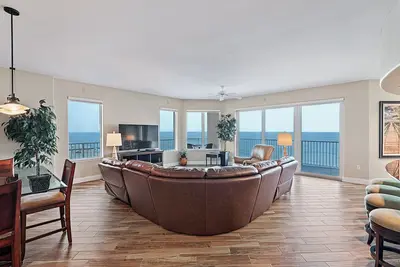 Image de Direct Oceanfront & Beachfront - Unité de coin plus récente avec plus de 500 pieds de balcon