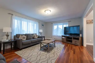 Image de Aire ouverte vers l'Est avec foyer central! ! Marchez jusqu'à Scarborough!