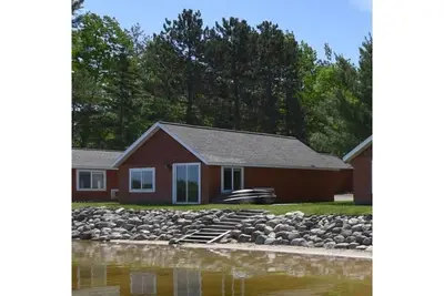 Image de Beau chalet de villégiature au bord du lac avec 2 chambres à coucher sur un lac privé (chalet n ° 4)
