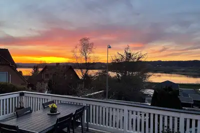 Image de Villa avec forĂŞt dans la cour et vue sur le lac