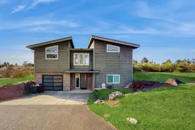 Image de Maison acceptant les chiens près de la plage avec Ping-Pong, un foyer et vue sur l'océan