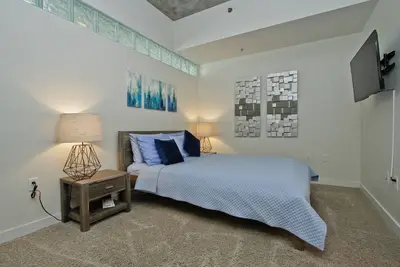 Image de 2 chambres 2 salles de bain dans le Condos Spire hautement souhaitable - piscine / salle de sport / concierge 24 heures